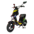 Bicimoto eléctrica MOBULAA Extra-2L color negro / amarillo, vista en tres cuartos delantera del lado izquierdo, sobre fondo blanco