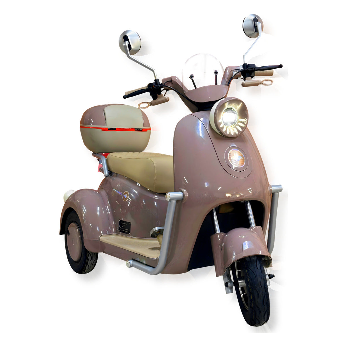 Trimoto eléctrica MOBULAA Family-3 (M3) color café, vista en tres cuartos delantera del lado derecho, sobre fondo blanco